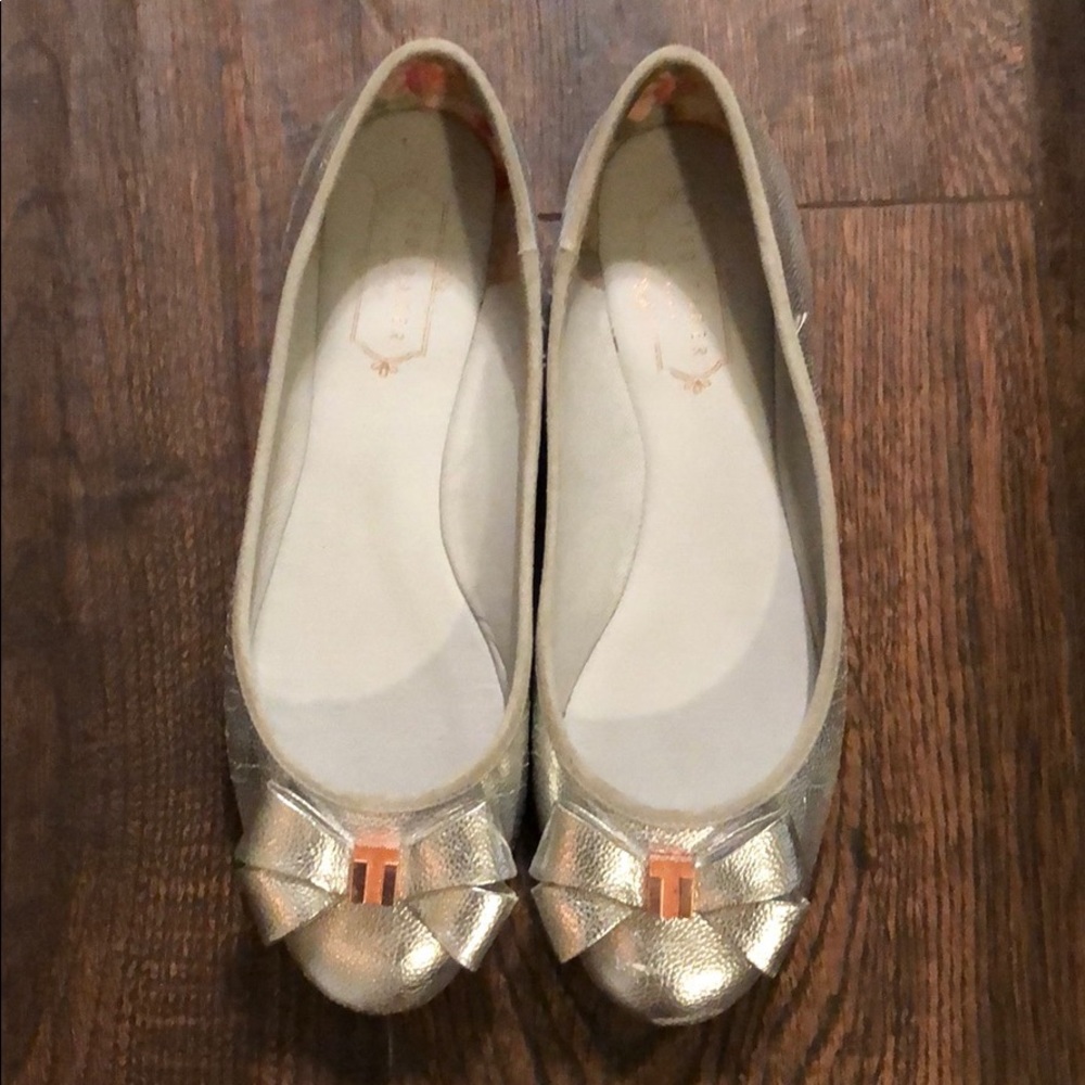 Ted Baker Silver Bow Flats Size 8 GUC